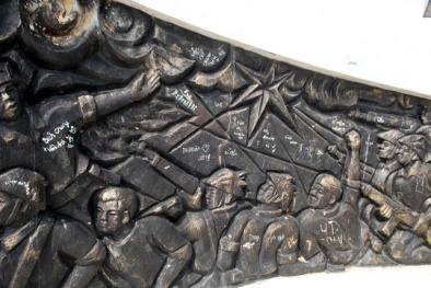 Vẽ bậy lên tượng đài chiến thắng Bồ Bồ